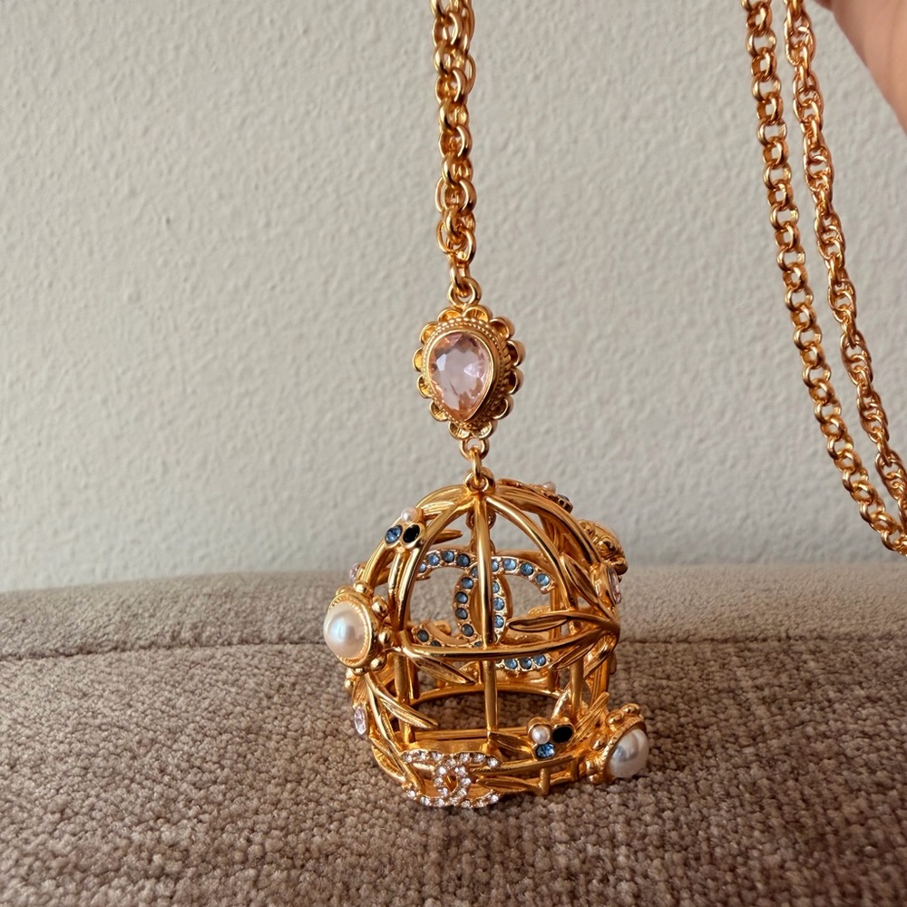 ✨🕊️🌸VINTAGE CHANEL GOLD-TONE CHAIN NECKLACE WITH CC MEDALLION🕊️✨🌸 - Picture 7 of 8